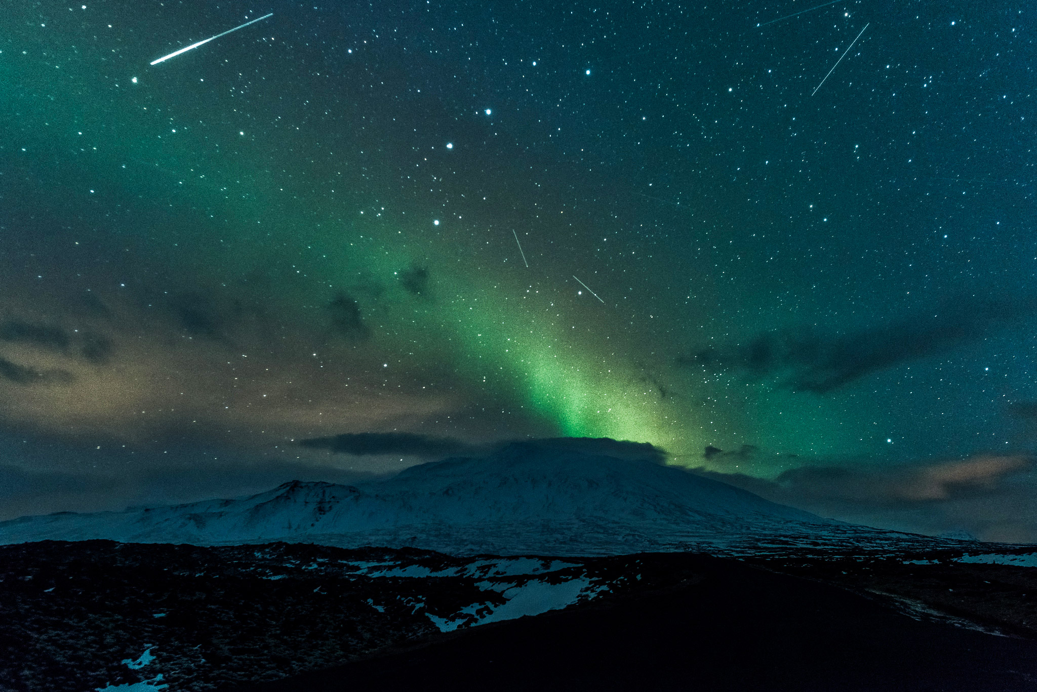  Meteors and Northern Lights over Snæfellsnes glacier, Iceland – Feb 20th, 2015 – © Diana Robinson (https://www.flickr.com/photos/dianasch/)